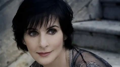 Biografía De La Cantante Enya Discos Canciones Y Vídeos