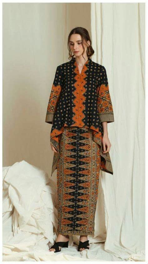 Paduan motif kain batik yang khas dengan kain berwarna polos senada memang mampu memberikan kesan anggun dan. Berikut Baju Kebaya Cekak Musang Dan, Terbaru!