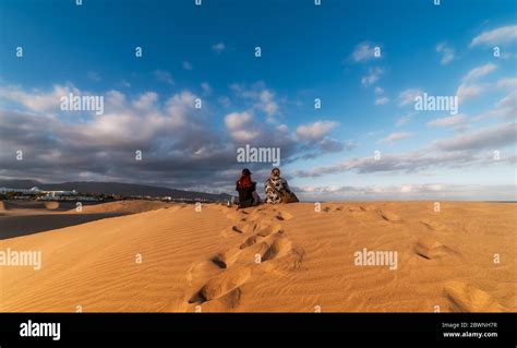 Un Jeune Couple Se Trouve Au Sommet Dune Dune Pour Admirer Le Paysage