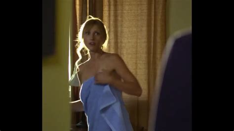 Embarrassed Nude Females Molinee Green Drops Her Towel Milf