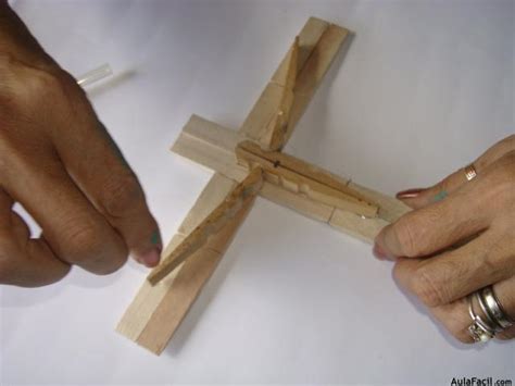 Manualidades de navidad con pinzas de madera paso a paso. 🥇 【 Crucifijo elaborado con pinzas - Pinzas de Madera ...