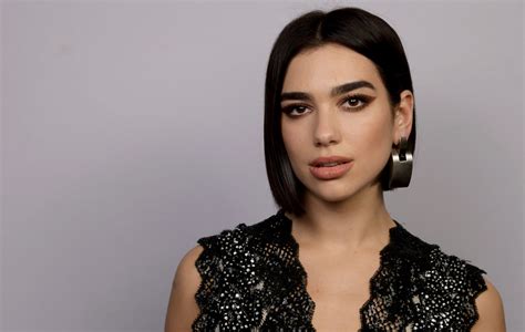 Her melodic vocation started at age 14 when she began covering tunes by different specialists on youtube. Dua Lipa dio muchos más detalles de su nuevo disco ...