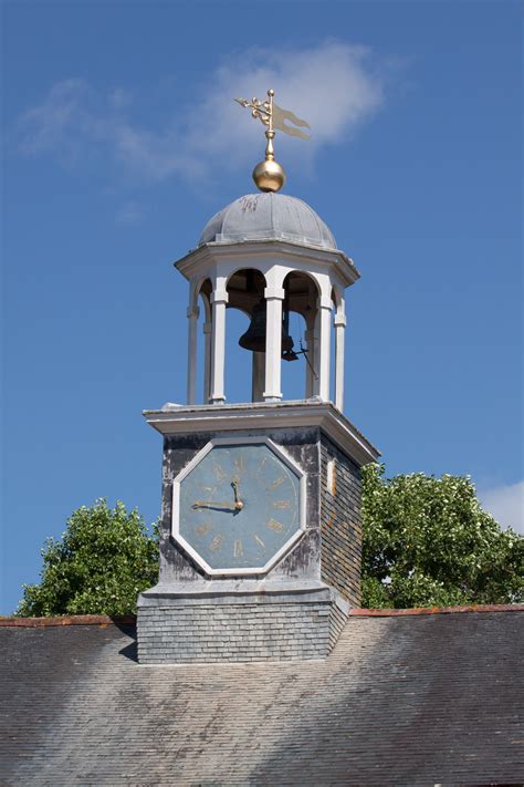 무료 이미지 등대 하늘 시각 경계표 푸른 교회에 예배당 예배 장소 시계탑 종탑 맑은 금 뾰족한 탑