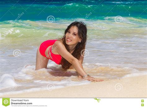 Jong Mooi Aziatisch Meisje In Rode Doek Op Het Strand Van Een Keerkring Stock Afbeelding Image