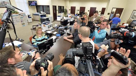kentucky clerk still refuses to issue same sex marriage licenses invokes god s authority