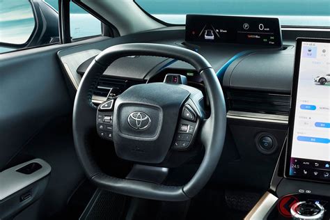 ウインカーボタン内蔵の“四角いハンドル”をトヨタが初採用 新型evセダン「bz3」の斬新内装に反響！（くるまのニュース）ヘッドライン