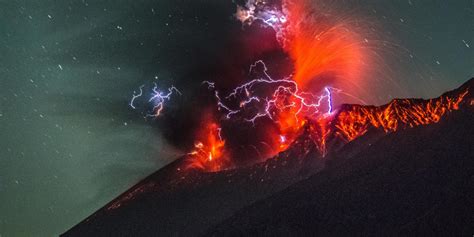 桜島大規模噴火の可能性の調査が始まったようだ。 ライブカメラ＝国土交通省 九州地方整備局 大隅河川国道事務所、世界で最も美しくスリリングな映像を提供してくれている。 volcano : 鹿児島・桜島 夜の噴火を捉えた写真が神秘的