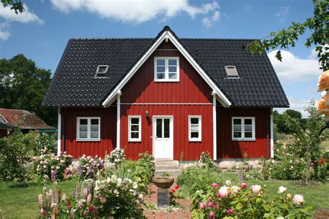 An fassaden muss oftmals ein gerüst sowie widerstandsfähigere farbe als im haus verwendet werden. Typ Göteborg von Fjorborg Häuser GmbH & Co KG | homify