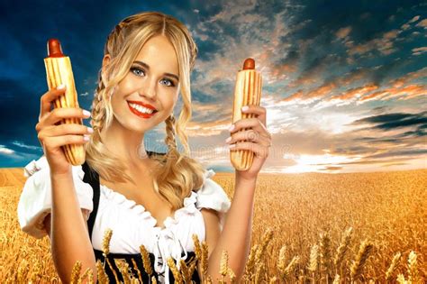 Junge Sexy Oktoberfest Mädchenkellnerin Die Einen Traditionellen Bayer Oder Deutscher Dirndl