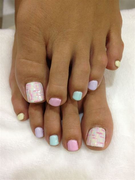 Välj bland ett stort urval liknande scener. Painted toenails - I like the different colors that all ...