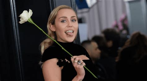 Fotografías Eróticas Y Una Cuenta Atrás Miley Cyrus Anuncia Su Vuelta