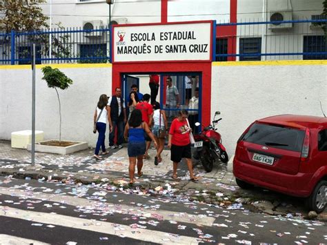 G1 Tre Recolhe Santinhos De Candidatos Próximos A Seções Em Manaus Notícias Em Eleições