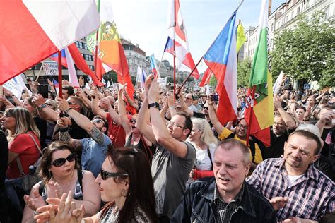 Demonstrace Nacionalistů A Spd A Jejich Odpůrců Václavské Náměstí Aktuálněcz