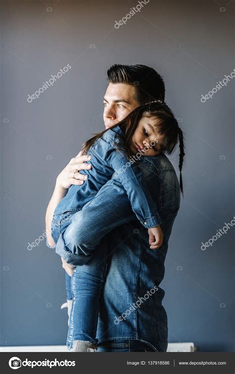 El Orgulloso Padre Abraza A Su Hija Fotografía De Stock © Santypan