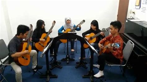 Jika berbicara tentang ansambel, pastinya akan berkaitan dengan musik. Ansambel Yang Menggunakan Alat Musik Piano Gitar Dan Biola Disebut - Sebutkan Itu