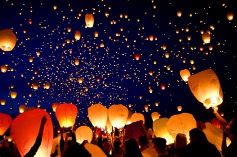 Thousands Of Lanterns In Polands SkyΧιλιάδες φαναράκια στον ουρανό
