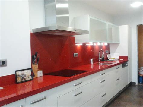Hay muchas combinaciones de cocinas con paredes blancas y encimera sede color negro. Foto: Cocina Silestone Rojo de Moliner Reformas #775291 ...
