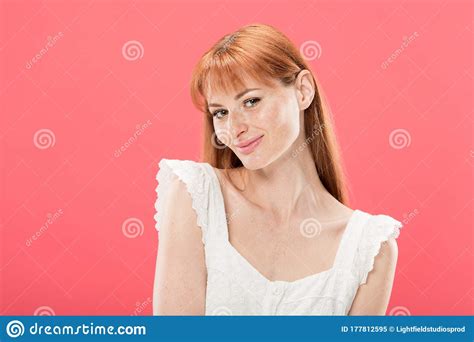 Encantadora Joven Pelirroja Vestida De Blanco Posando Aislada En Rosa