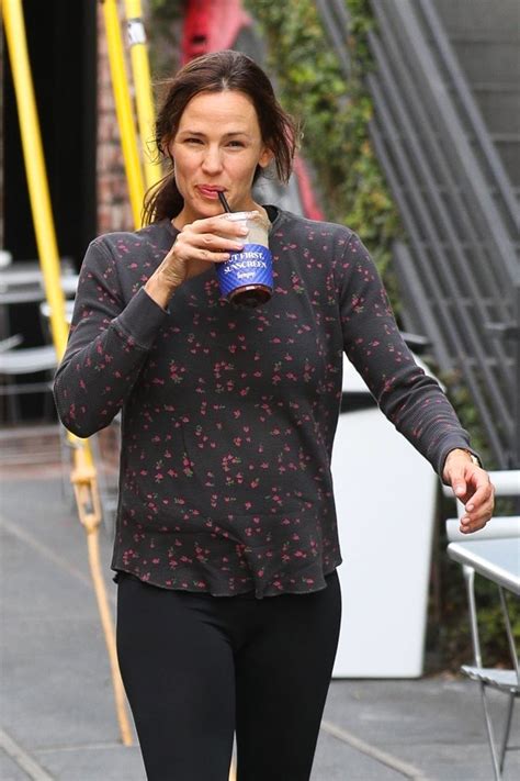 Jennifer garner ретвитнул(а) katie kross. JENNIFER GARNER Leaves a Gym in West Hollywood 04/07/2018 - HawtCelebs