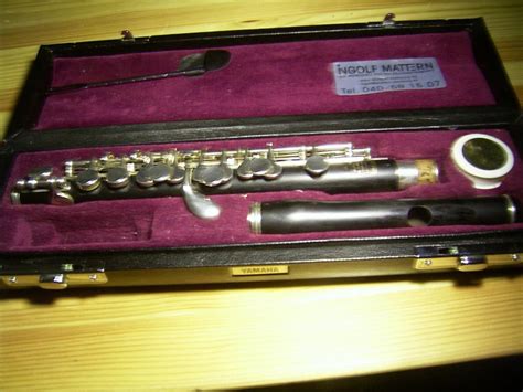 Die piccoloflöte oder pikkoloflöte oder kleine flöte ist eine kleinere bauform der querflöte. Verkaufe meine Piccoloflöte Yamaha 62 - Musiktreff.info