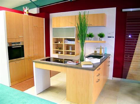 Adoro los estantes suspensos, ya que son funcionales y le dan un toque fantástico a la decoración de cocinas pequeñas y modernas. Fotos de cocinas pequeñas | Ideas para decorar, diseñar y ...