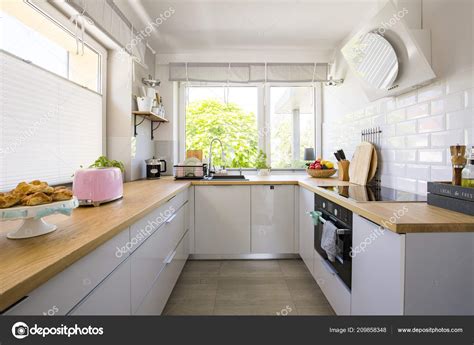 Esta composición de cocina lineal se ha fabricado en laca blanco y rojo brillo con tiradores push y encimera de cuarzo blanco. Ventanas Interior Cocina Blanca Con Muebles Grises ...