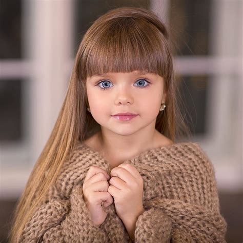 عارضة أزياء روسية عمرها 6 أعوام تنال لقب أجمل طفلة في العالم مجلة هي