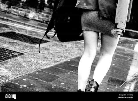 Mujer Joven Caminando A Casa En La Lluvia Usando Una Pequeña Falda Ajustada Corta Corta Cosecha