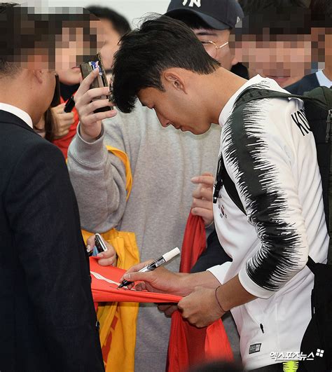 덧붙여 동북고 축구부와 fc 서울간의 유스 협약을 맺은 fc서울 볼보이였던 손흥민 청용이 형 보며 프로 꿈 키웠죠 이 인터뷰에서 손흥민은 fc 서울의. 손흥민 '국대 유니폼에 사인 중'포토