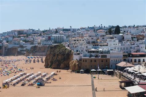 O Albufeira Velho Da Cidade De Portugal O Algarve E Os Povos Arenosos Das Praias Da Cidade Tomam