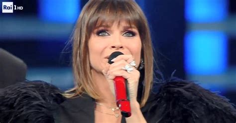 #l'amore altrove #alessandra amoroso #francesco renga. Sanremo 2019, Alessandra Amoroso piange sul palco