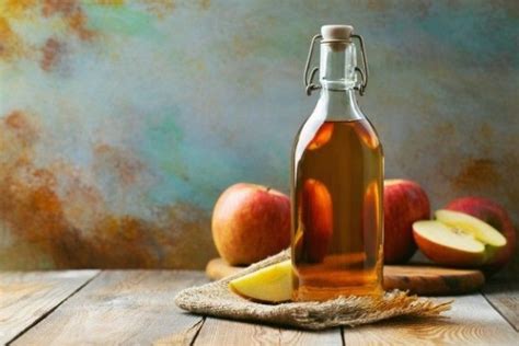 Dibalik aromanya yang menyengat ternyata cuka apel memiliki khasiat yang luar biasa loh. Ini Manfaat Cuka Apel untuk Kesehatan - BeritaGesit
