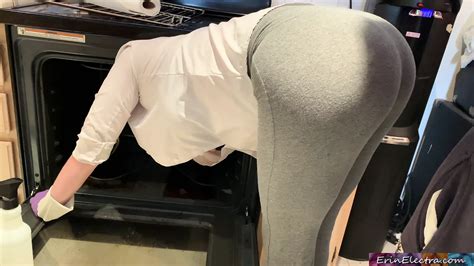 Stepmom Is Horny And Stuck In The Oven Porn E Xhamster