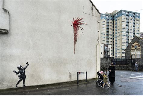 Banksy, (born 1974?, bristol?, england), anonymous british graffiti artist known for his antiauthoritarian art, often done in public places. Banksy - Arts & Aménagement des Territoires