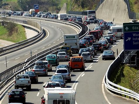 Jesus ist auferstanden, gott hat den tod besiegt. Südwärts Reisende müssen mit langen Staus am Gotthard ...