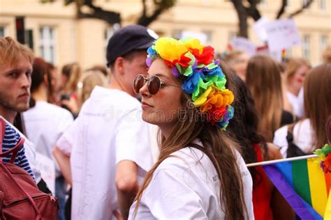 jaarlijks pride parade lgbt indrukken van homosexueel en lesbiennes die aan vrolijk pride parade