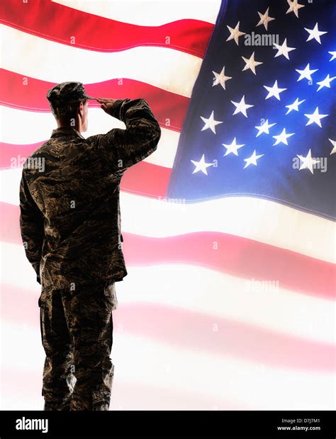 Soldado Del Ejército Saludando En Frente De Bandera Americana