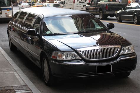 Nycs Rich Are Paying Limo Drivers To Deliver Their Mail To Their
