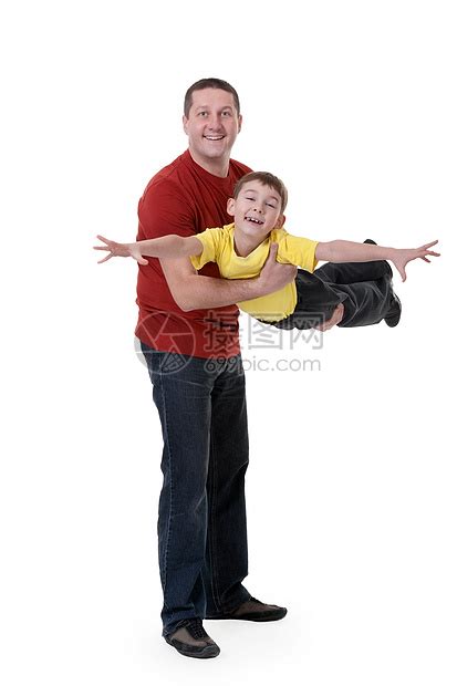 爸爸把他儿子抱在怀里高清图片下载 正版图片321330028 摄图网