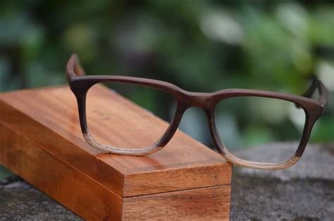 Model Frame Kacamata Di Bawah Ribu Mengisi Wajah Yang Tampak Luas Hingga Bikin Tirus