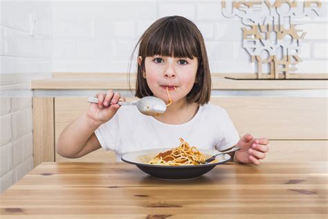 Lakukan 5 Cara Ini Agar Anak Tertib Makan Di Meja Makan Bukareview