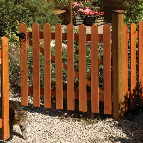 Rowlinson Traditional Dipped Honey Brown Picket Fence Build And Plumb