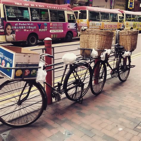 購買滿hk$800香港地區免郵費 *不包括重量超過5 kg 或 最長邊超過60cm的產品. 2 classic Chinese bicycles on a Hong Kong street