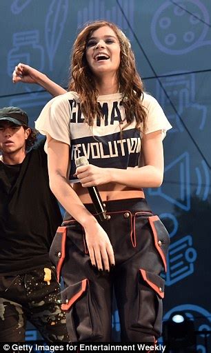 Hailee Steinfeld Bares Her Toned Tummy As She Rocks Ews Popfest Stage