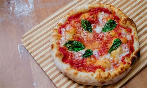 Pizza Napolitana Em Forno Comum Padeiro De Apartamento