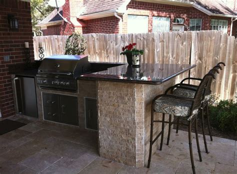 Don't ever think that you can't do anything with your small backyard. 35 Must-See Outdoor Kitchen Designs and Ideas | Carnahan