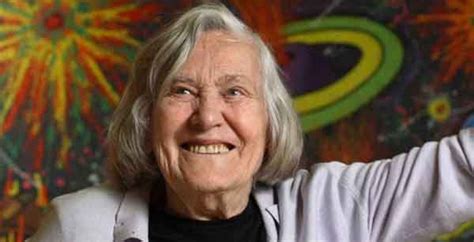 Chissà, forse margherita hack, la signora delle stelle, questa notte ha fatto un ultimo giro tra i suoi senza figli, donna impegnata socialmente, vegetariana da sempre, grande divulgatrice, la hack era. Siamo figli delle stelle (Margherita Hack) - Ti racconto ...
