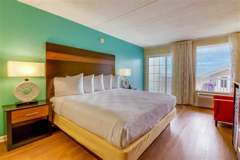 Standard King Room | Casablanca Oceanside Inn | Ocean City, MD