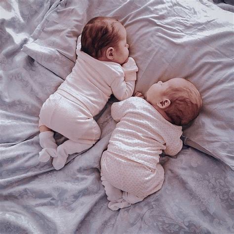 Pin By 🌻anna Claire🌻 On Crianças Gêmeas Twin Baby Girls Twin Babies