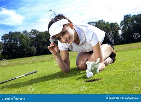 Милая девушка играя гольф на траве Стоковое Фото изображение насчитывающей счастливо спорт